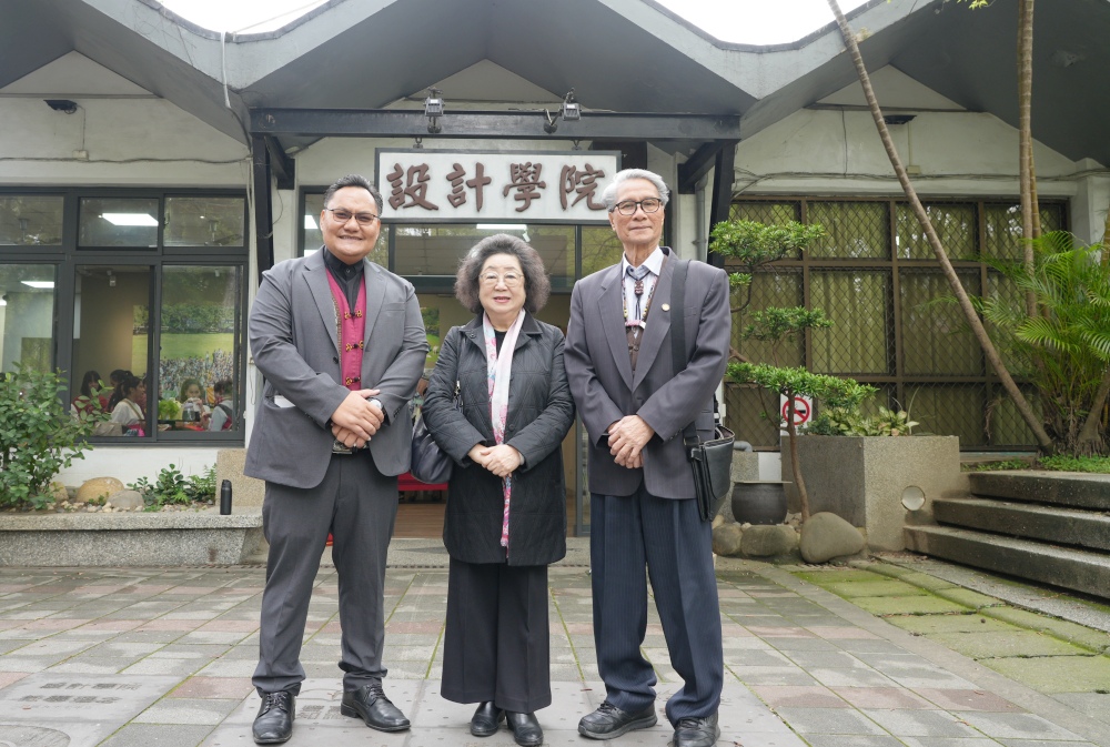 ▲中原大學原教設中心成立典禮貴賓合影左起:中原大學設計學院副教授魯瑪夫博士,中間為監察院范巽綠監察委員;右為監察院鴻義章監察委員。(圖/主辦單位提供)