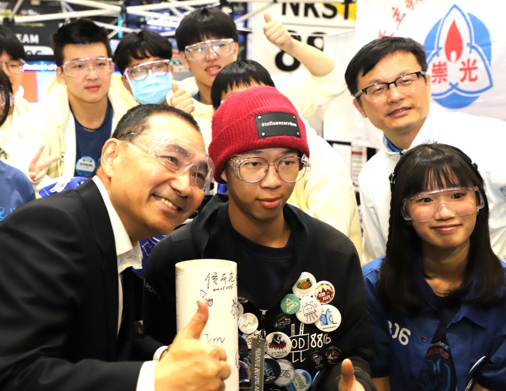 《圖說》侯友宜市長與現場比賽隊伍互動,後排右一教育局長張明文。〈教育局提供〉