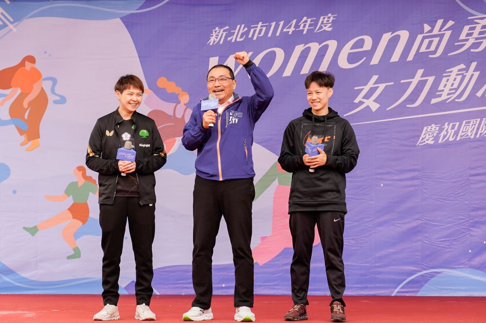 《圖說》侯友宜藉由桌球奧運選手陳思羽(左)、女子三千障礙賽紀錄保持人陳昭郡(右)等女力代表 鼓勵婦女朋友要多運動。〈社會局提供〉