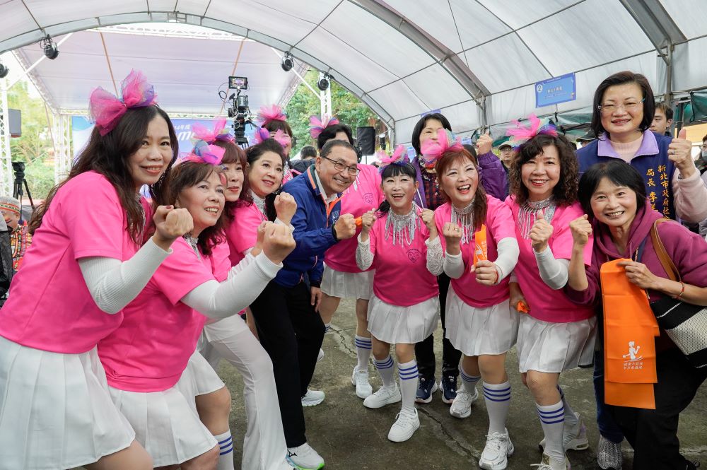《圖說》侯友宜和婦女朋友一起歡慶婦女節一起,後排右一社會局長李美珍。〈社會局提供〉