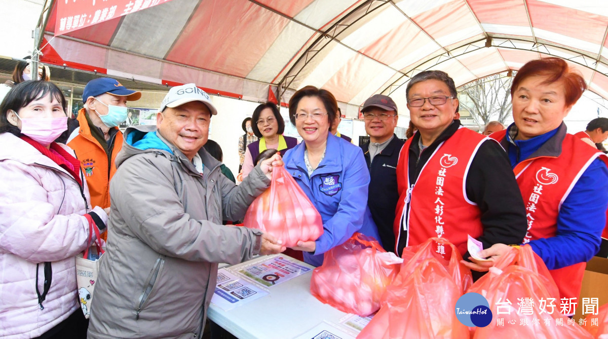 彰化促銷雞蛋 4盒100元，頭香早上5點半排隊採購。圖／記者鄧富珍攝