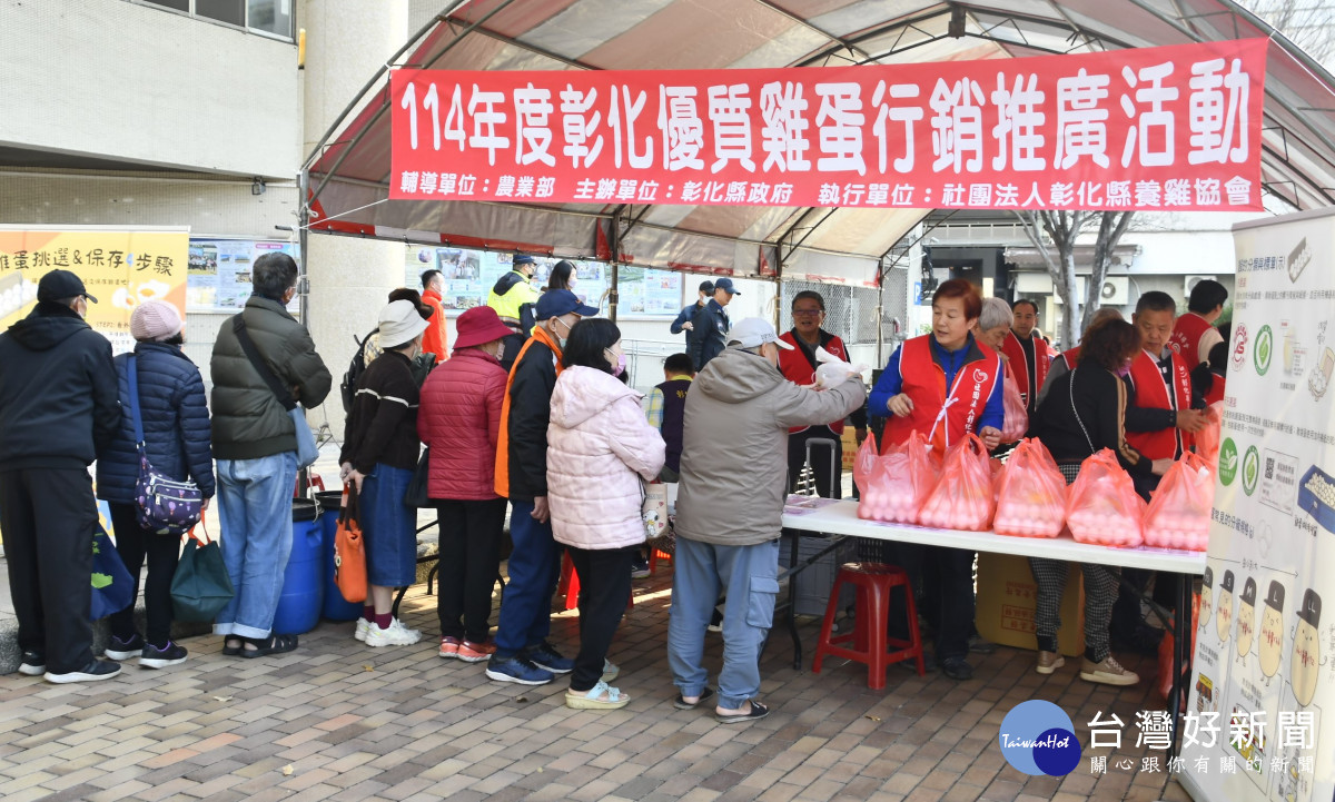 小確幸!彰化促銷雞蛋 4盒100元 頭香早上5點半排隊採購,民眾大排長龍。圖/記者鄧富珍攝
