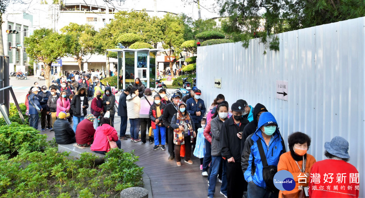 彰化促銷雞蛋 4盒100元,頭香早上5點半排隊採購,民眾大排長龍。圖/記者鄧富珍攝