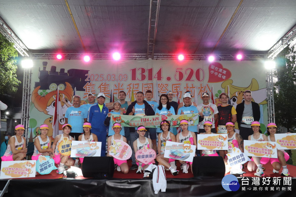 台灣女子馬拉松百傑楊永馨等12位品牌大使(前排),穿著清新亮麗的服裝,為活動注入新亮點。