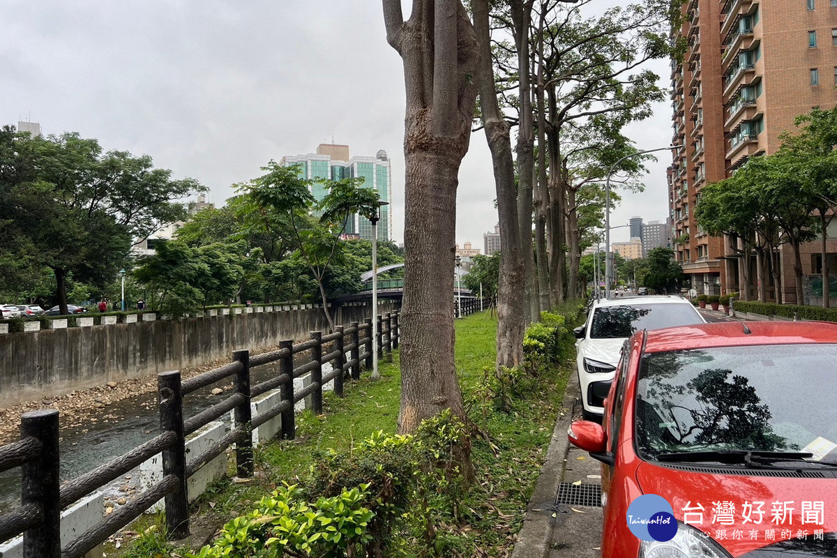 溪畔步道現況缺乏人行空間。<br /><br />