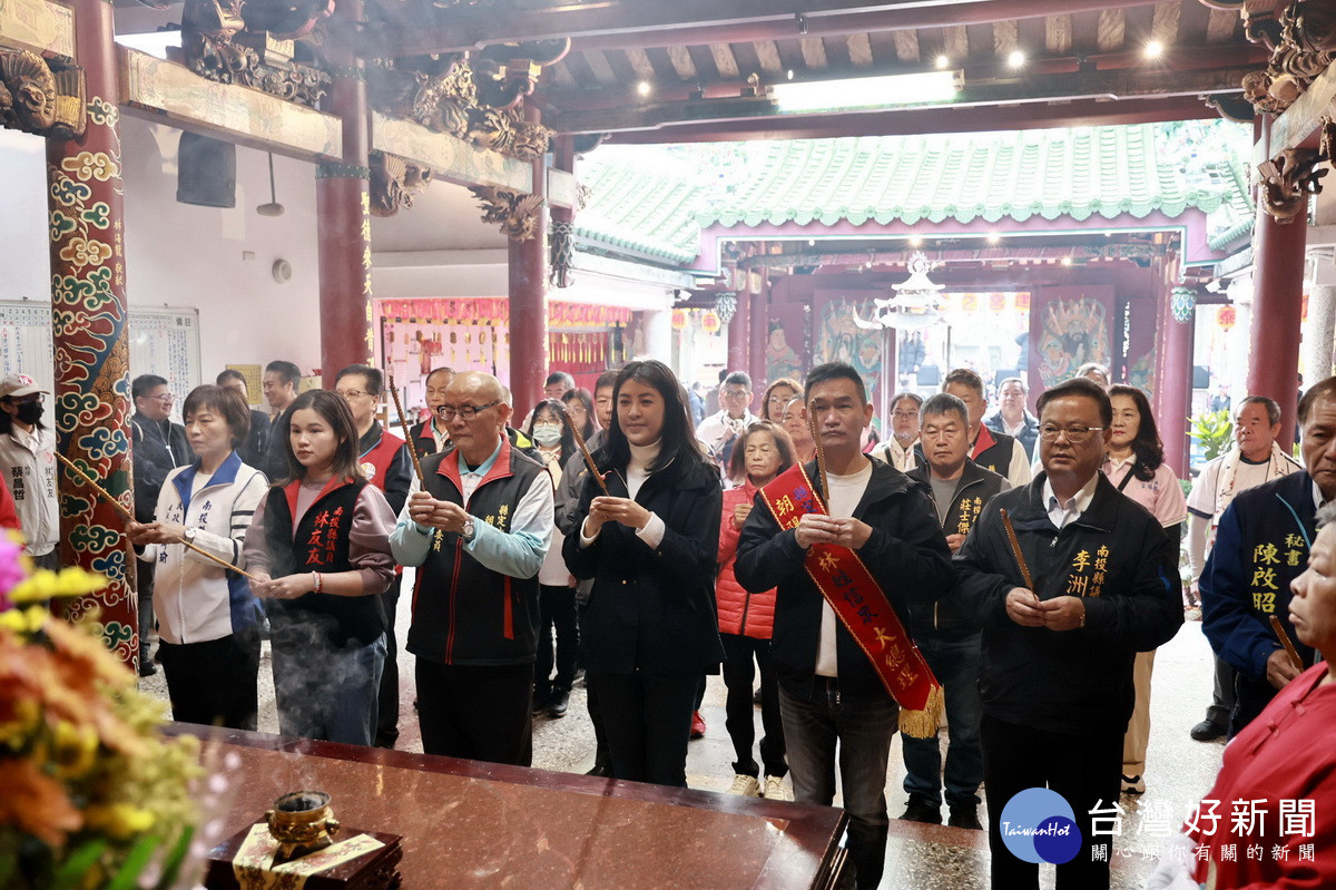 許淑華縣長與周主委及信眾上香祈祝護佑黎民。（縣府提供）