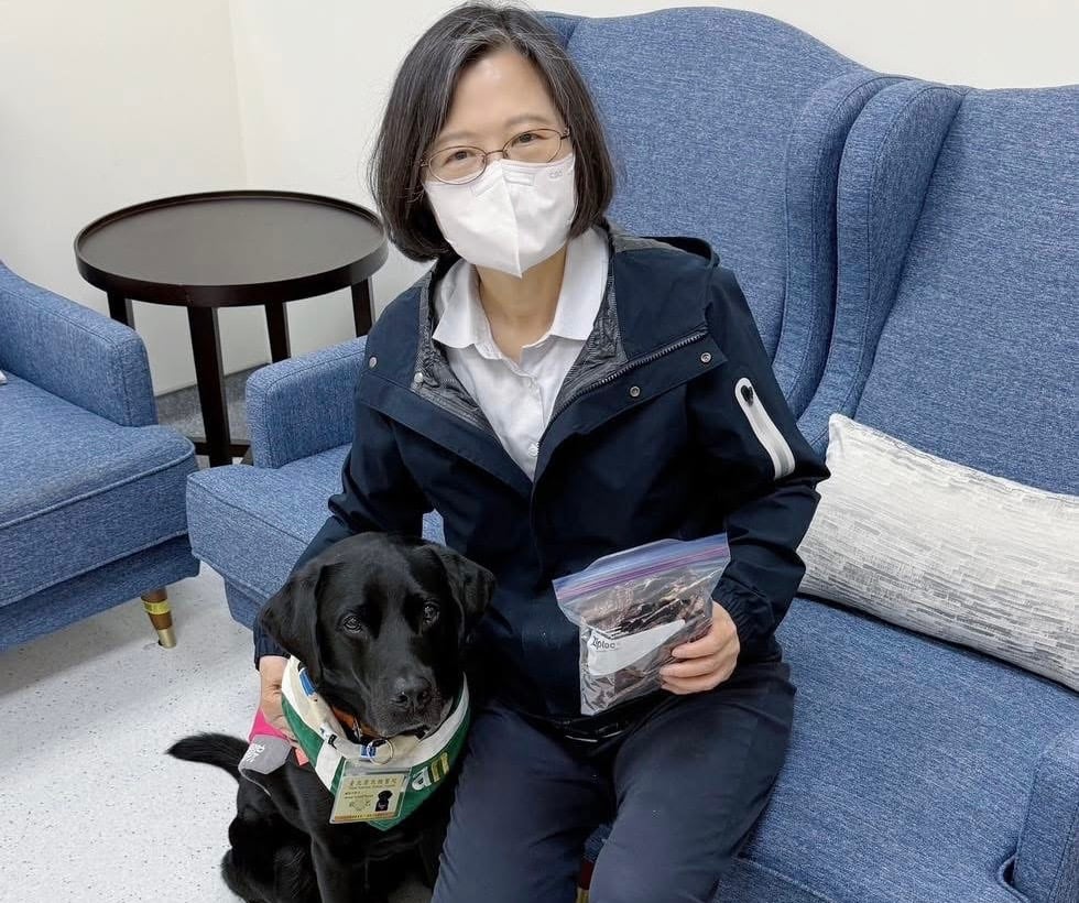 全台灣第一隻駐點在醫院的輔助治療犬Oba,在婦女節這天上了蔡英文臉書,蔡英文說,Oba讓她想起Maru。他們一樣是黑狗,一樣貪吃。翻攝蔡英文臉書