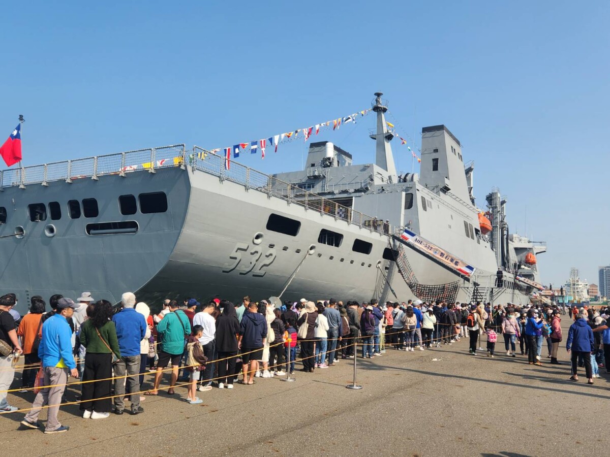 ▲海軍敦睦遠航艦隊抵台南安平港,開放民眾登艦參觀。(圖/記者陳彥霖攝2025.03.09)
