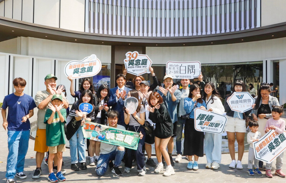 ▲台鋼雄鷹隊吳念庭擔任全新建案「白隅」一日店長，吸引不少民眾關注。（圖/興連城開發提供）