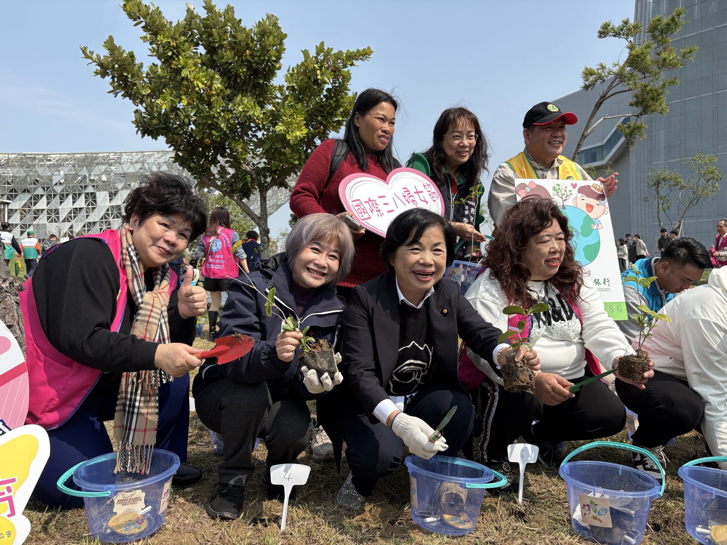 發票換樹苗、愛心變綠意　中市建設局攜手民團中央公園植樹活動