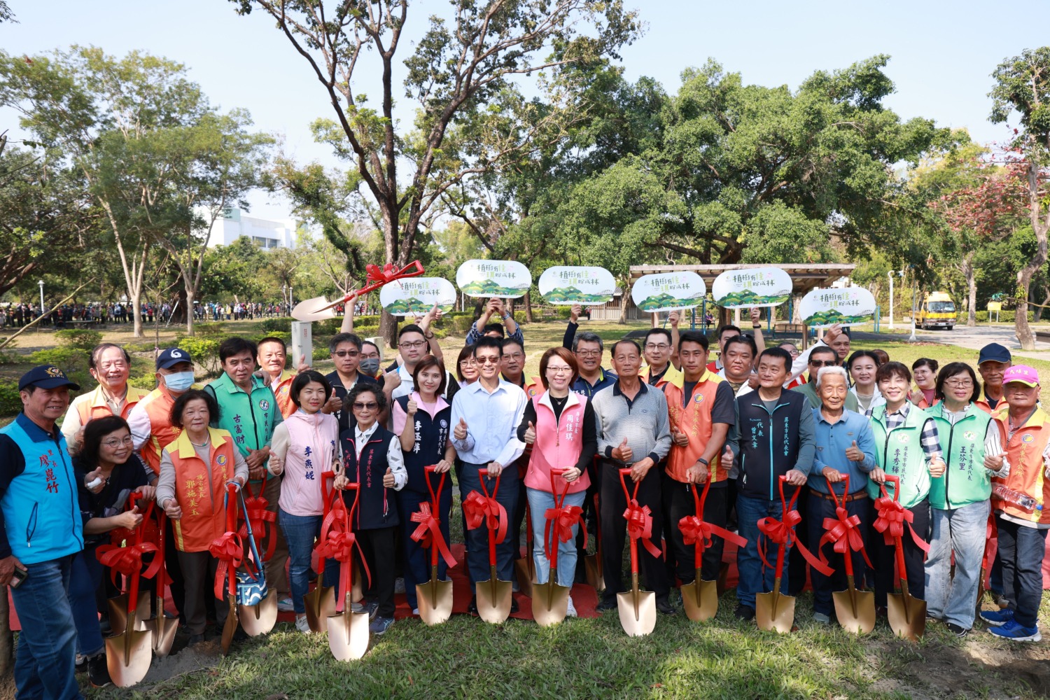 屏東市公所響應植樹月 公園種樹減碳還送盆栽