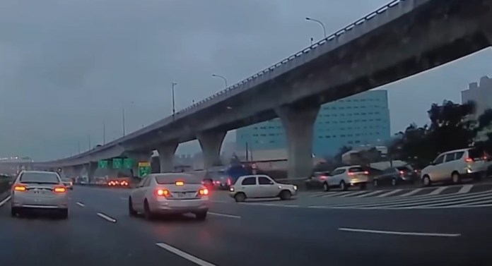 國道1號驚見小客車逆向迴轉 下場恐吊牌吃3萬6罰單 60 S 28966916