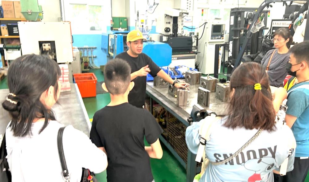 《圖說》於三重商工模具科參觀專業設備。〈教育局提供〉