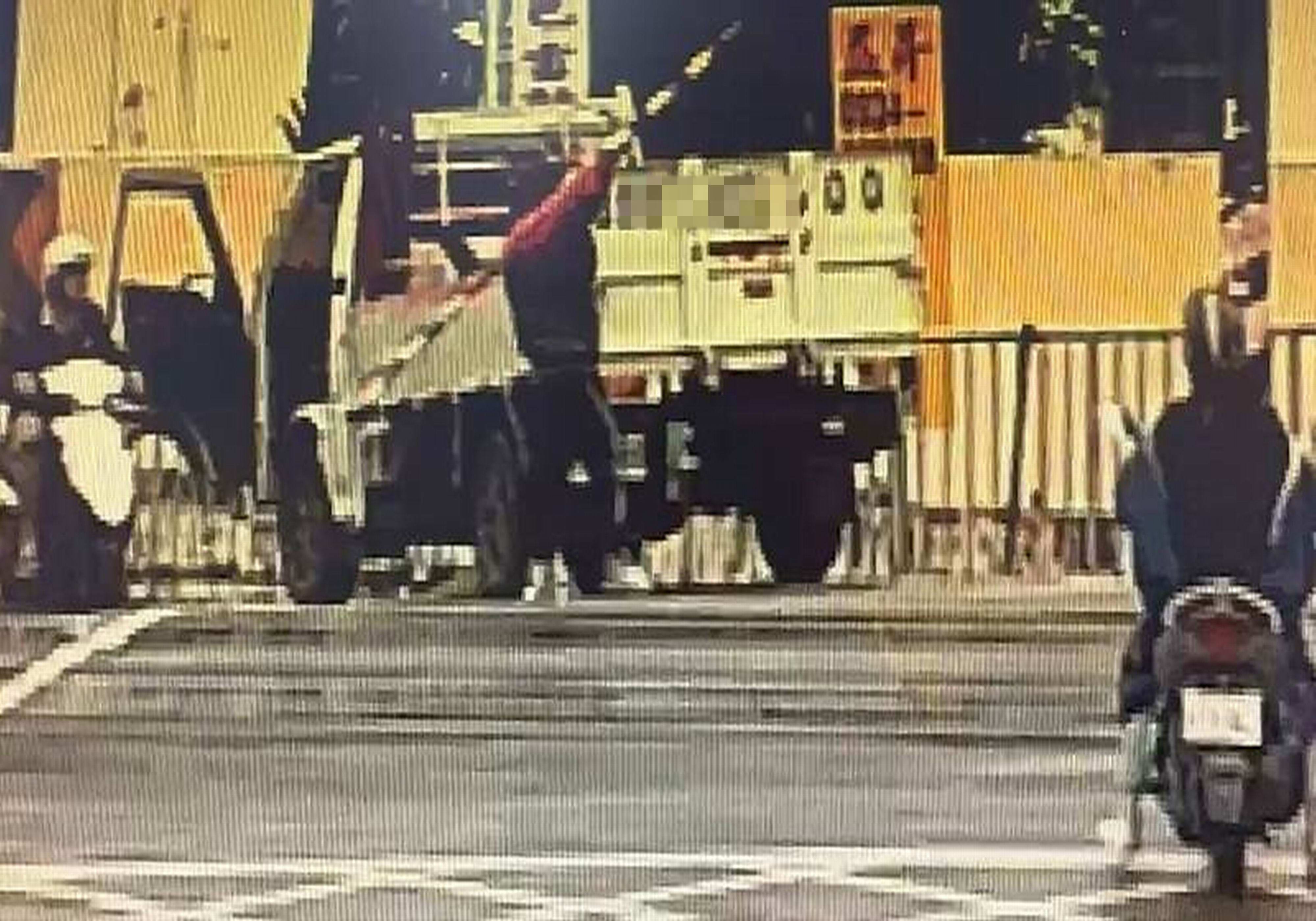 (有影片)/撞斷柵欄不夠!彰化男子扛著撞斷平交道柵欄街頭揮舞 - https://www.watchmedia01.com