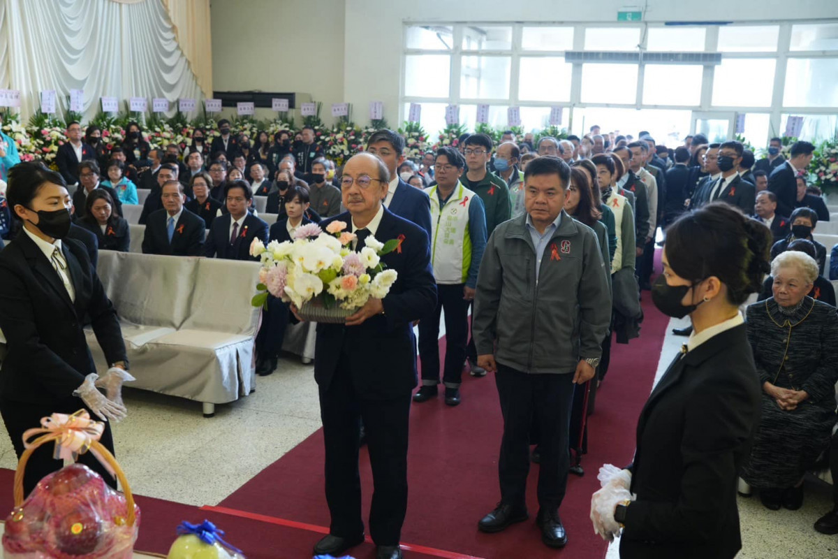 台灣民眾黨創黨前黨主席、前台北市長柯文哲之父柯承發辭世，民主進步黨立法黨團總召柯建銘今（10）日率團參與柯承發告別式並獻花。（圖／翻攝自台灣民眾黨Facebook）