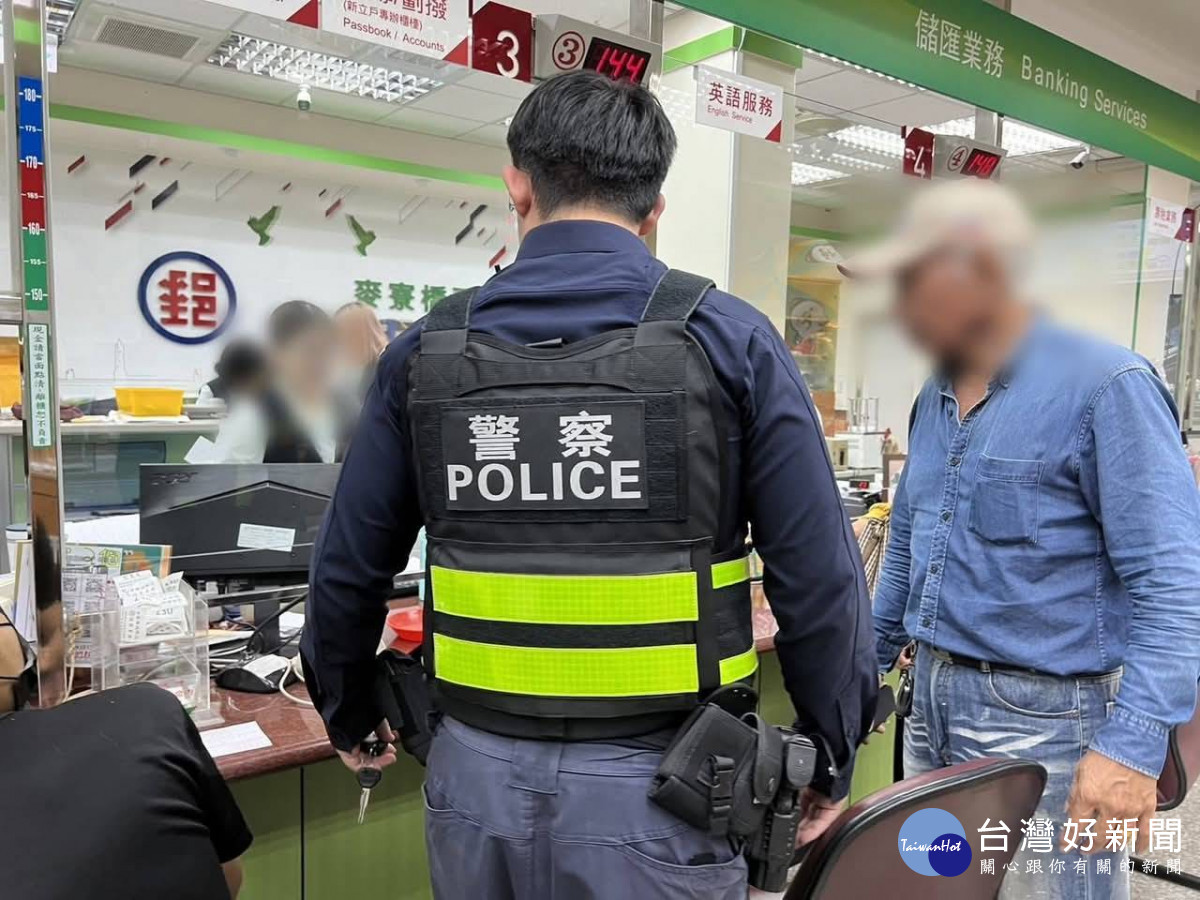 雲林台西分局橋頭派出所警員池建賢成功阻止民眾受騙匯款／警方提供