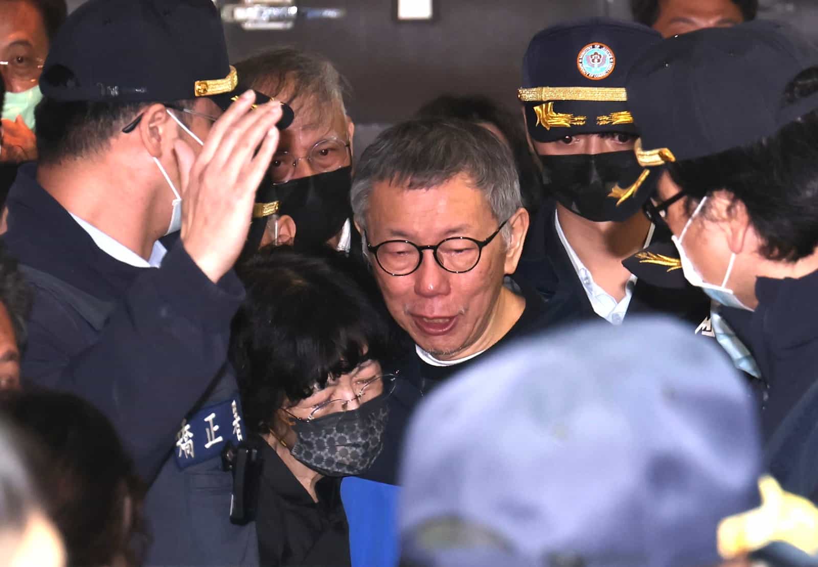 民眾黨前主席柯文哲10日獲准奔喪,在父親告別式上哽咽致詞。林啟弘攝