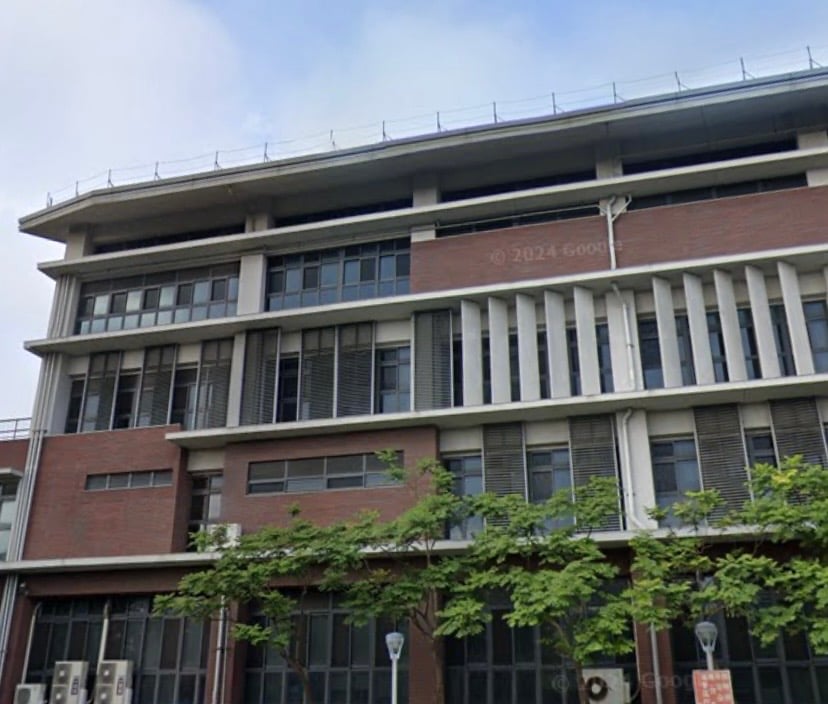 桃園市龍潭區公所被爆料要選「12金釵」,引起非議。翻拍google