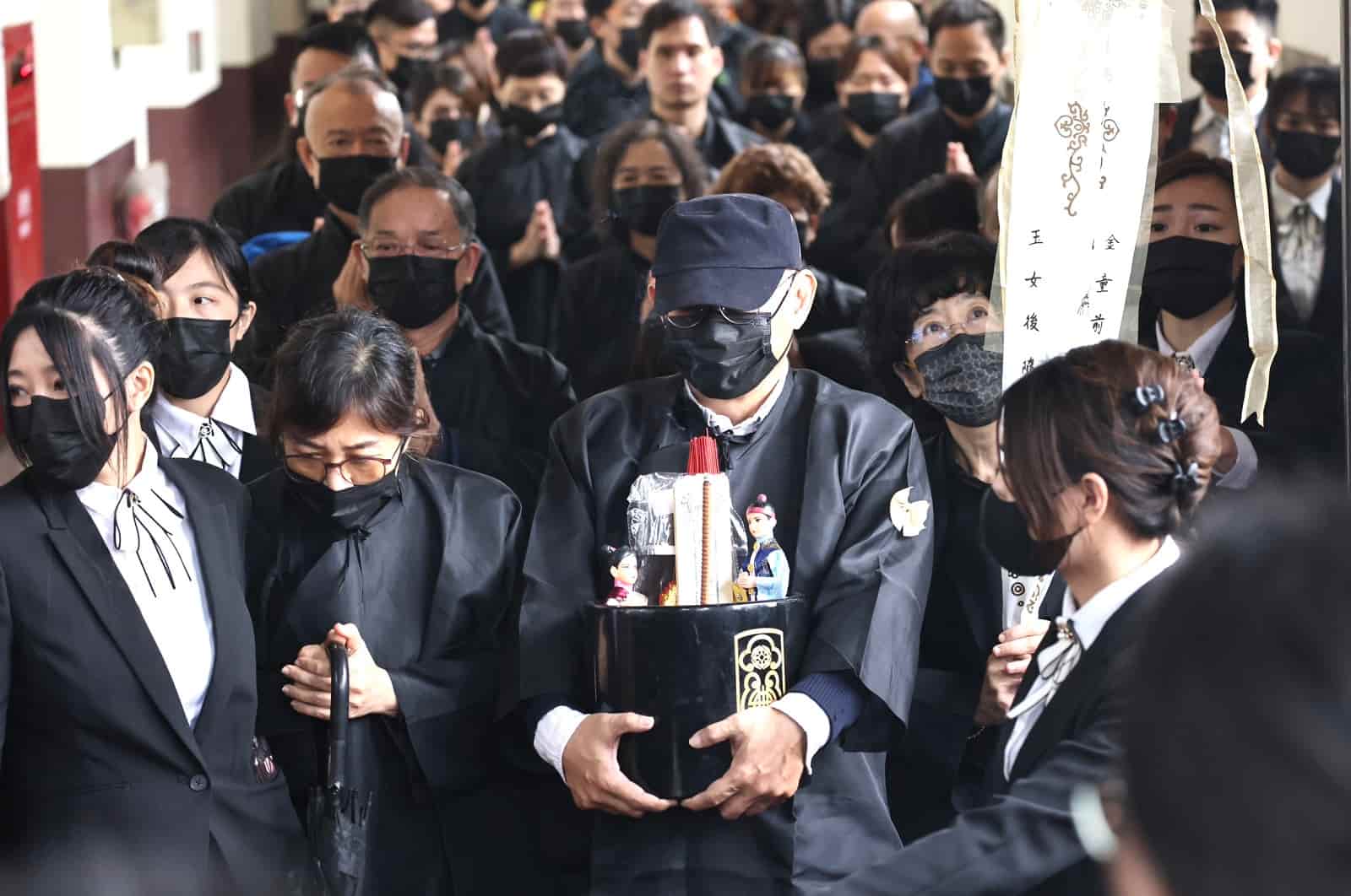 柯爸告別式結束後,柯文哲胞弟柯宇謙(中)代替哥哥捧斗,旁邊還有胞妹柯美蘭(左2)、柯妻陳佩琪等家人。林啟弘攝