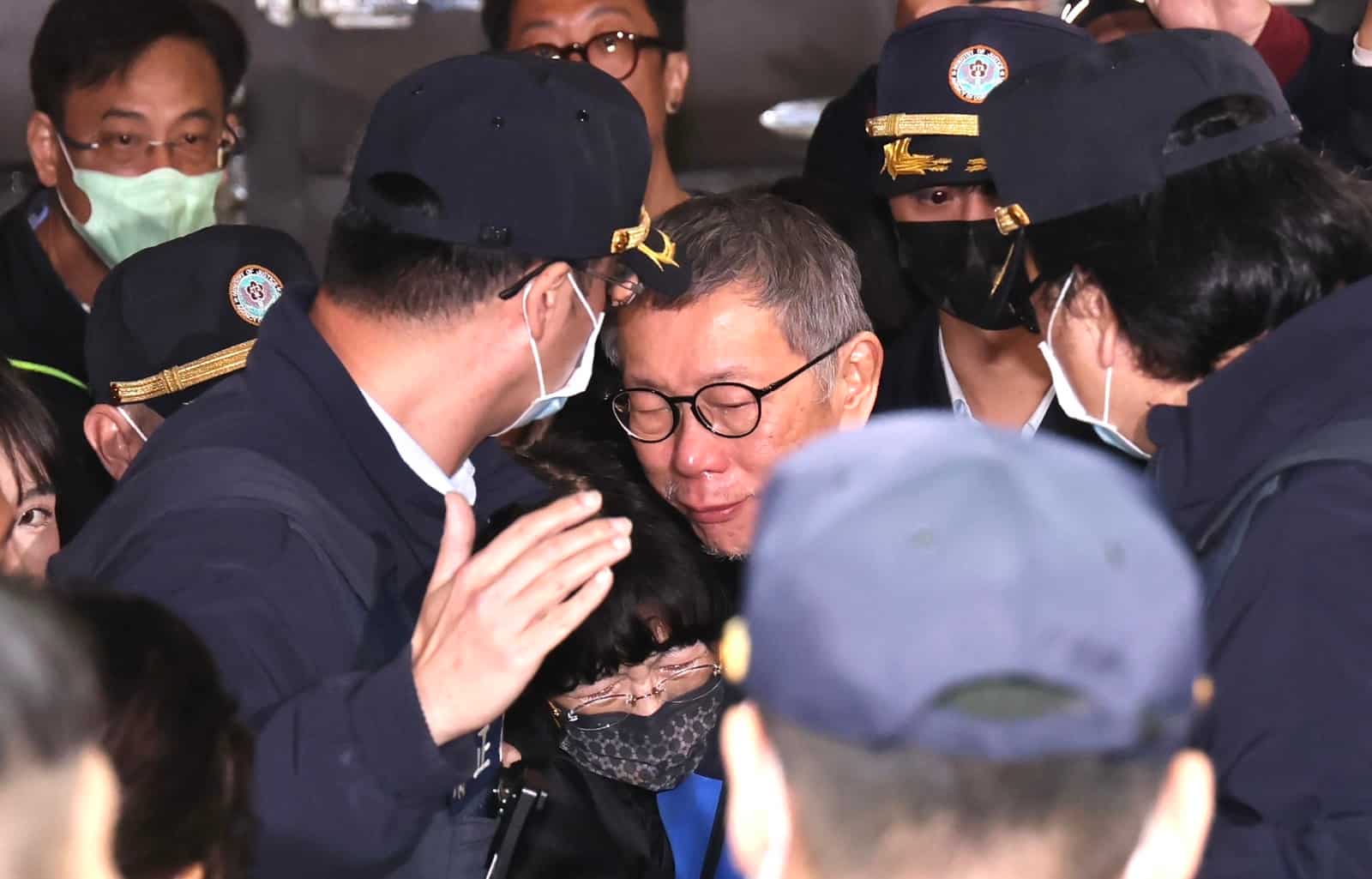 在押的民眾黨前主席柯文哲10日獲准奔喪,未戴戒具,台北看守所表示,符合規定。林啟弘攝