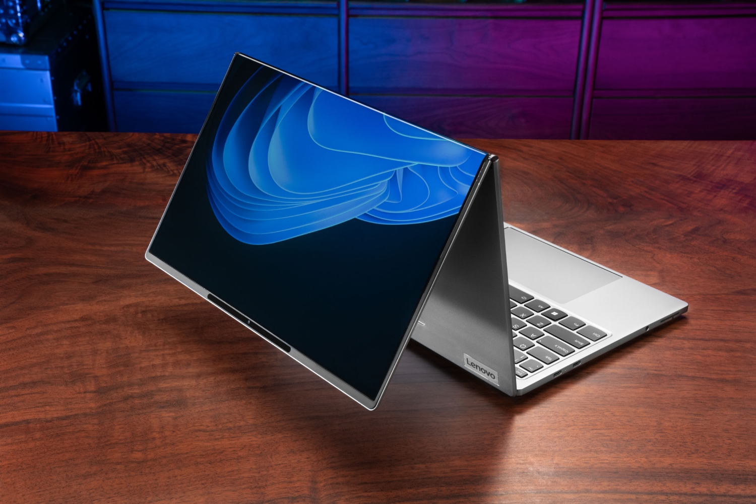 Lenovo ThinkBook AI Flip 概念筆電可在多種工作模式間自由切換,軟硬體結合重新定義 AI 商務筆電的可能性