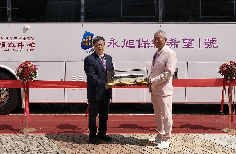 可能是 2 個人和顯示的文字是「人台灣虫液基企會 員與中心 員 BloodCenter,TBSF Blood Center, TBSF 希國工 感臨協 VUNG 永旭保希望1號 永旭保 希望1號 ٥ O 」的圖像