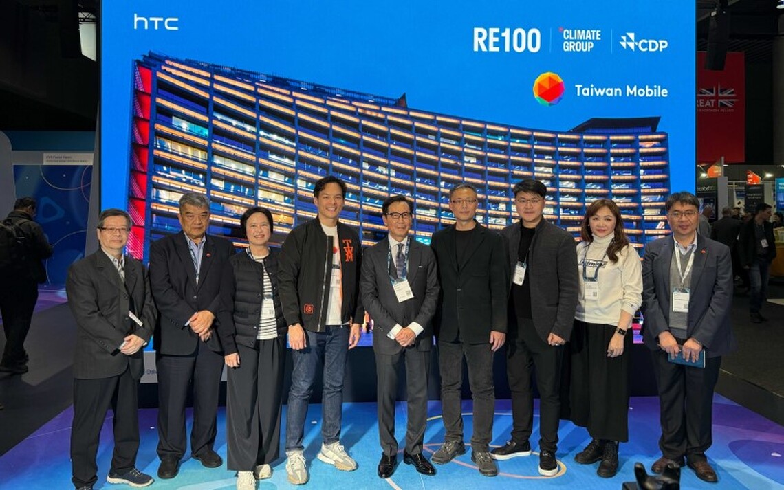 HTC於MWC 2025展現VIVERSE與XR實力 蔡明忠體驗AI驅動3D應用