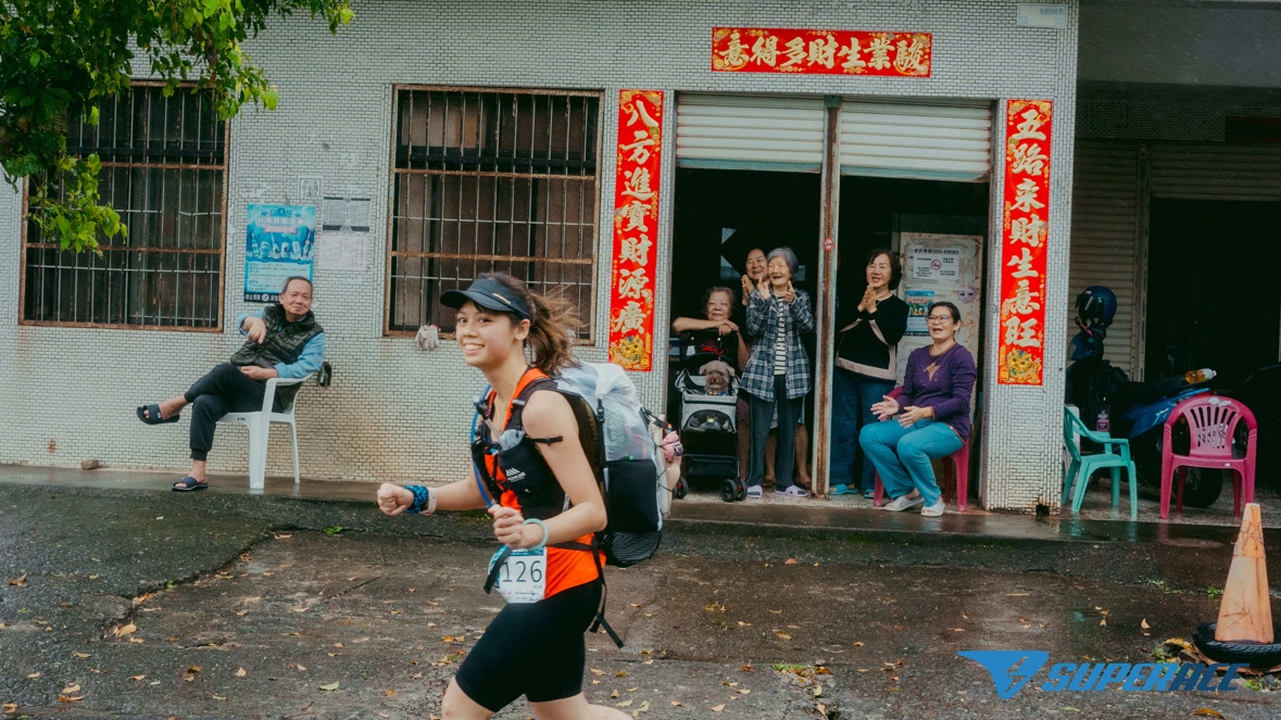 居民熱情地為選手加油，展現最純粹的台式熱情（SUPERACE提供）