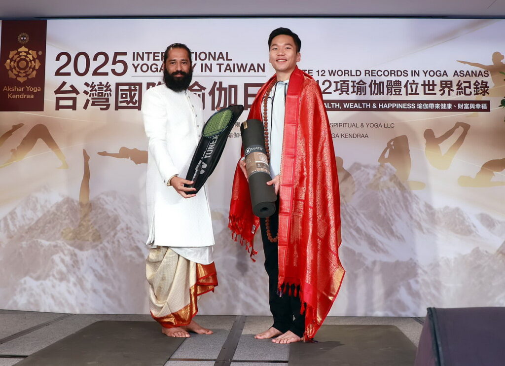 喜馬拉雅悉達阿克夏爾上師回贈李洋的禮物，包含來自Akshar Yoga的全天然橡膠瑜伽墊、經過祝福的Ruddrash Mala念珠，以及帶有文化特色和祝福力量的印度靈性披掛。