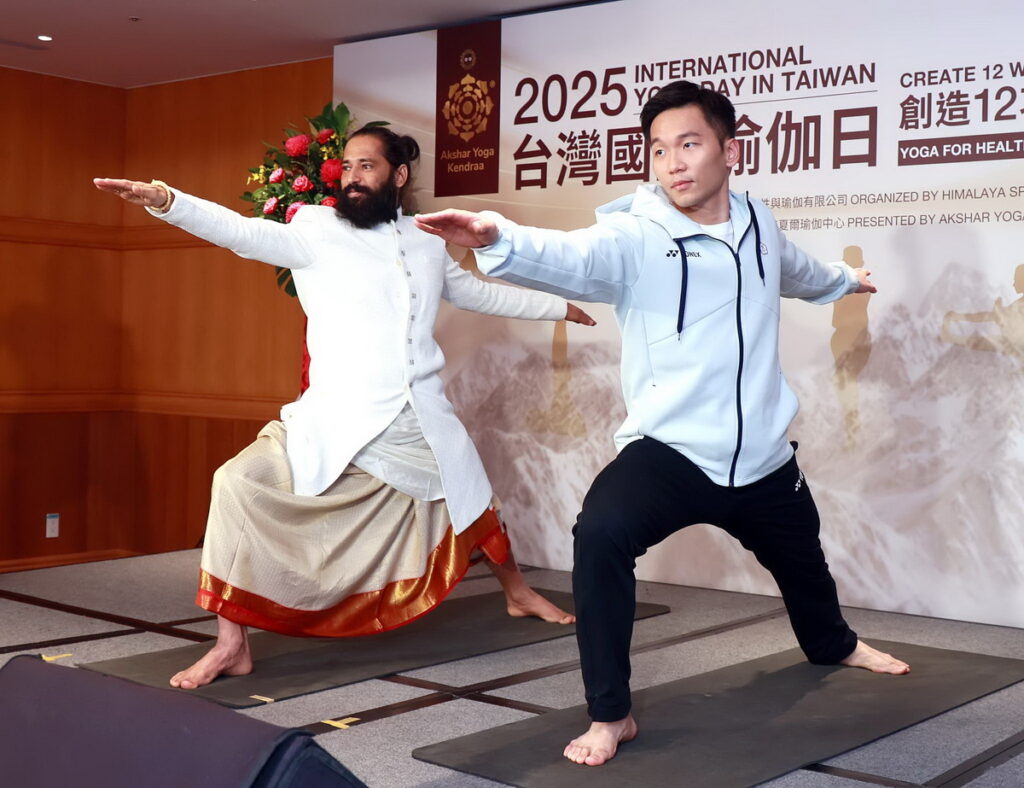 李洋與喜馬拉雅悉達阿克夏爾上師（Himalayan Siddhaa Akshar）在記者會上共同示範戰士二式（Virabhadrasana II），展現瑜伽與運動員訓練的完美結合。