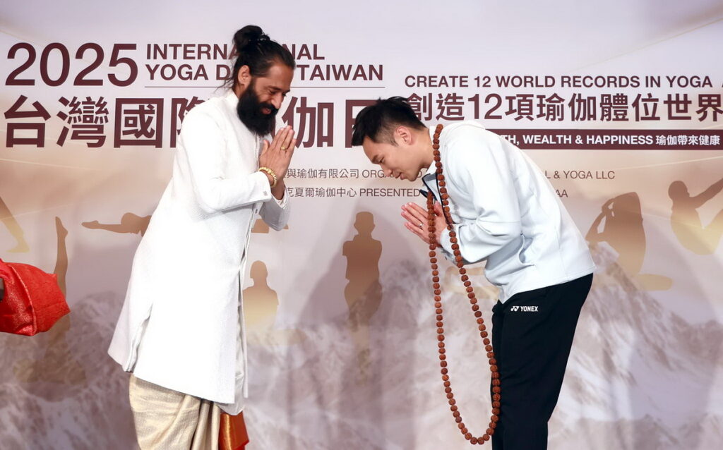 喜馬拉雅悉達阿克夏爾上師回贈李洋的禮物，包括一串經過祝福的Ruddrash Mala念珠，對修行者而言意義深遠。
