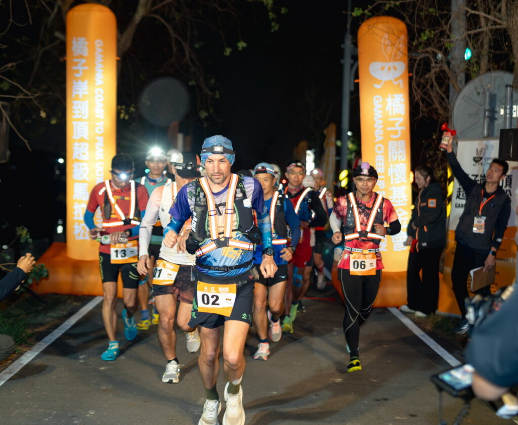 「橘子岸到頂超級馬拉松」於3_7(五)晚間登場，共22位頂尖跑者從台南國立台灣歷史博物館出發，挑戰連跑24小時、總長度177公里的冒險賽道！