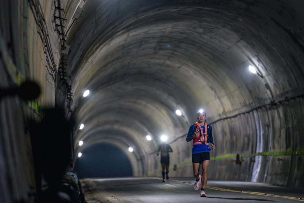 「橘子岸到頂超級馬拉松」 賽事比照國際級規格辦理，賽前有專業團隊評估選手體能並檢查隨身裝備，確保跑者於夜間行進時的安全性