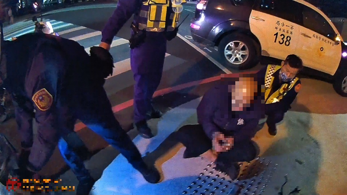 ▲圖說:毒品通緝犯邱男騎車衝撞警員企圖逃逸,卻因操控不當摔倒,遭員警當場壓制在地 (圖/台中市政府 提供)