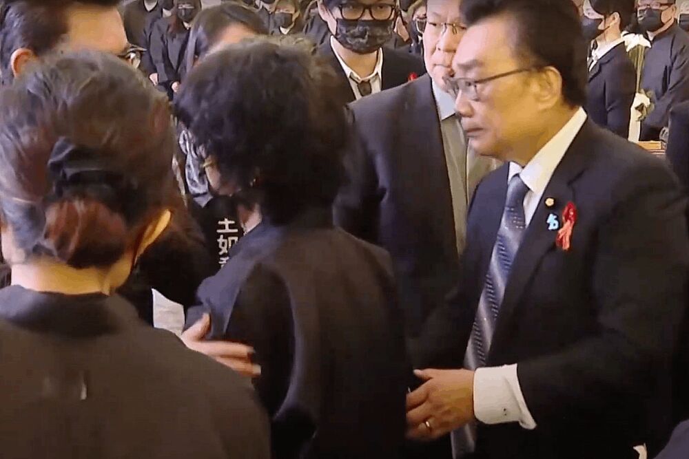 柯文哲戒護奔父喪 跨黨派重量級人士齊聚致哀 214 照片來源:台灣民眾黨直播截圖
