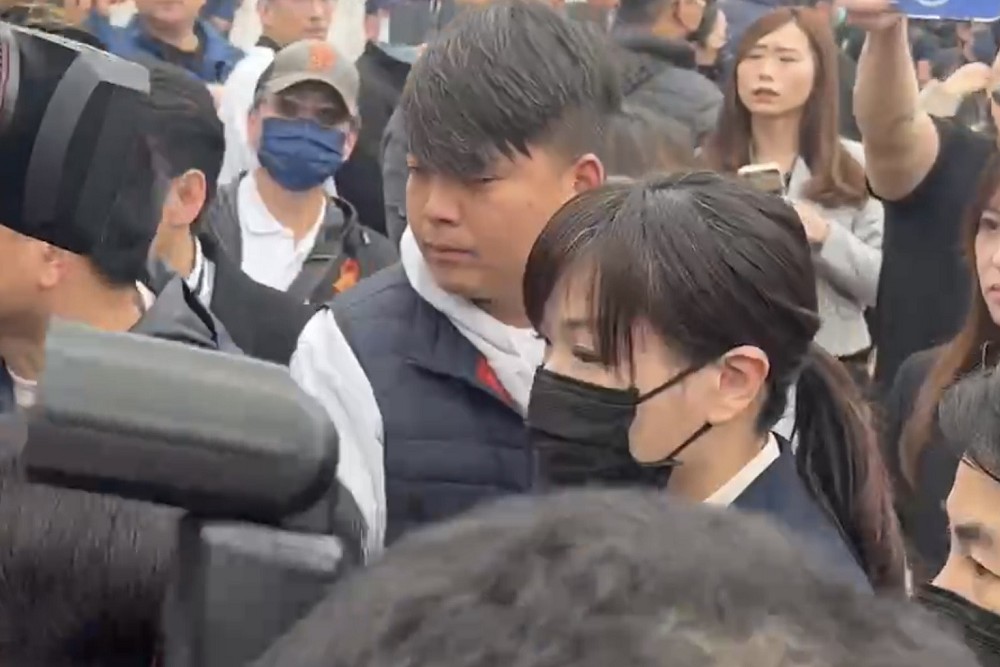 高虹安出席柯爸告別式　基層簇擁力挺淚喊市長清白 213