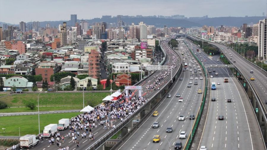 2025臺北國道馬拉松開跑 跟著超人力霸王雅克跑向未來的圓弧