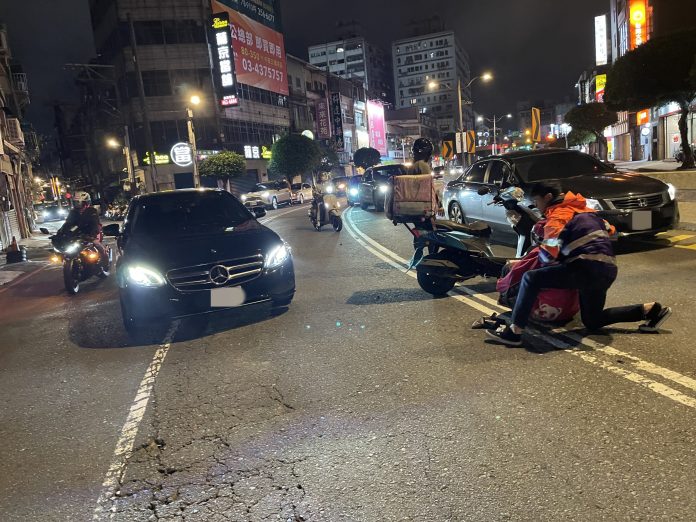 【有片】路樹才遭撞!桃園這路段又出事 轎車匯入撞翻外送員 61 4545 2 scaled
