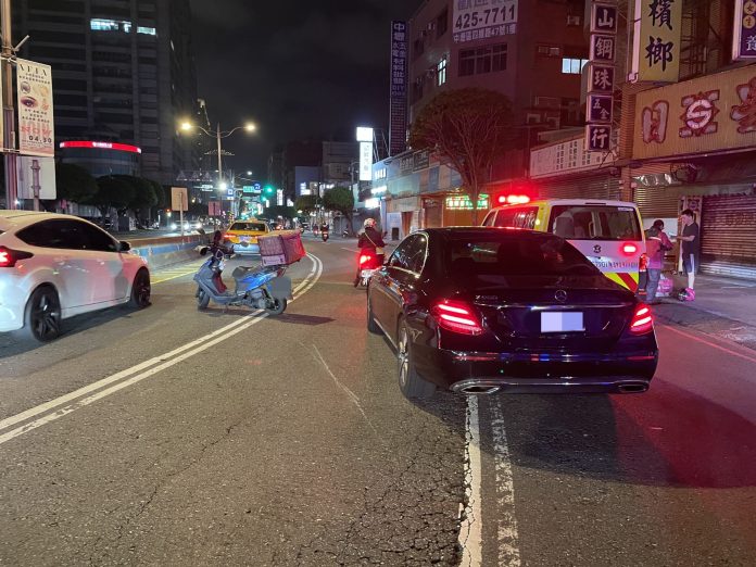 【有片】路樹才遭撞!桃園這路段又出事 轎車匯入撞翻外送員 62 4545 3 scaled