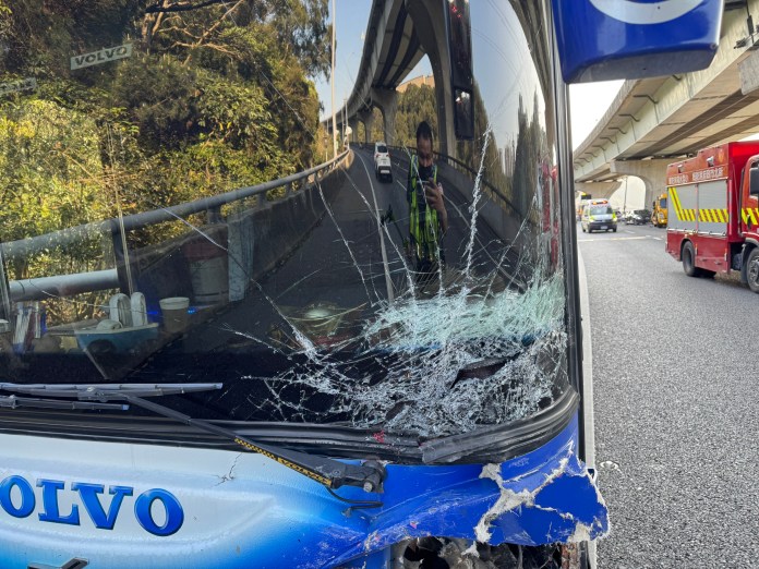 疑未保持安全距離!國道遊覽車釀4車連環撞 慘況曝光 63 1324486 5