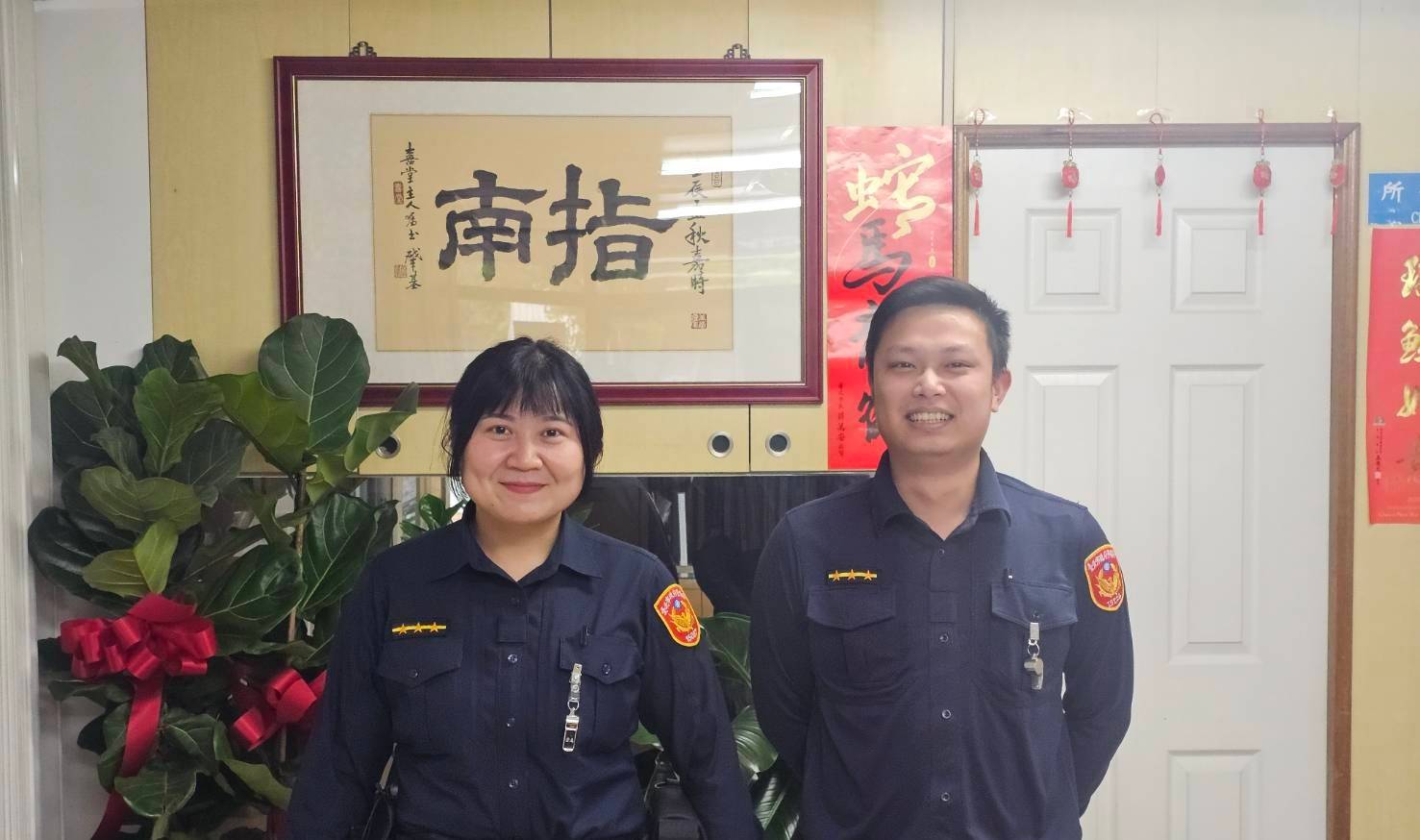 指南派出所警員蔡渲棋(圖右)、簡嘉慧(圖左)強調,若在山區遇險,應保持冷靜,立即撥打110或119報案,讓專業救援人員協助脫困,確保平安返家。(記者 黃荷琇翻攝)