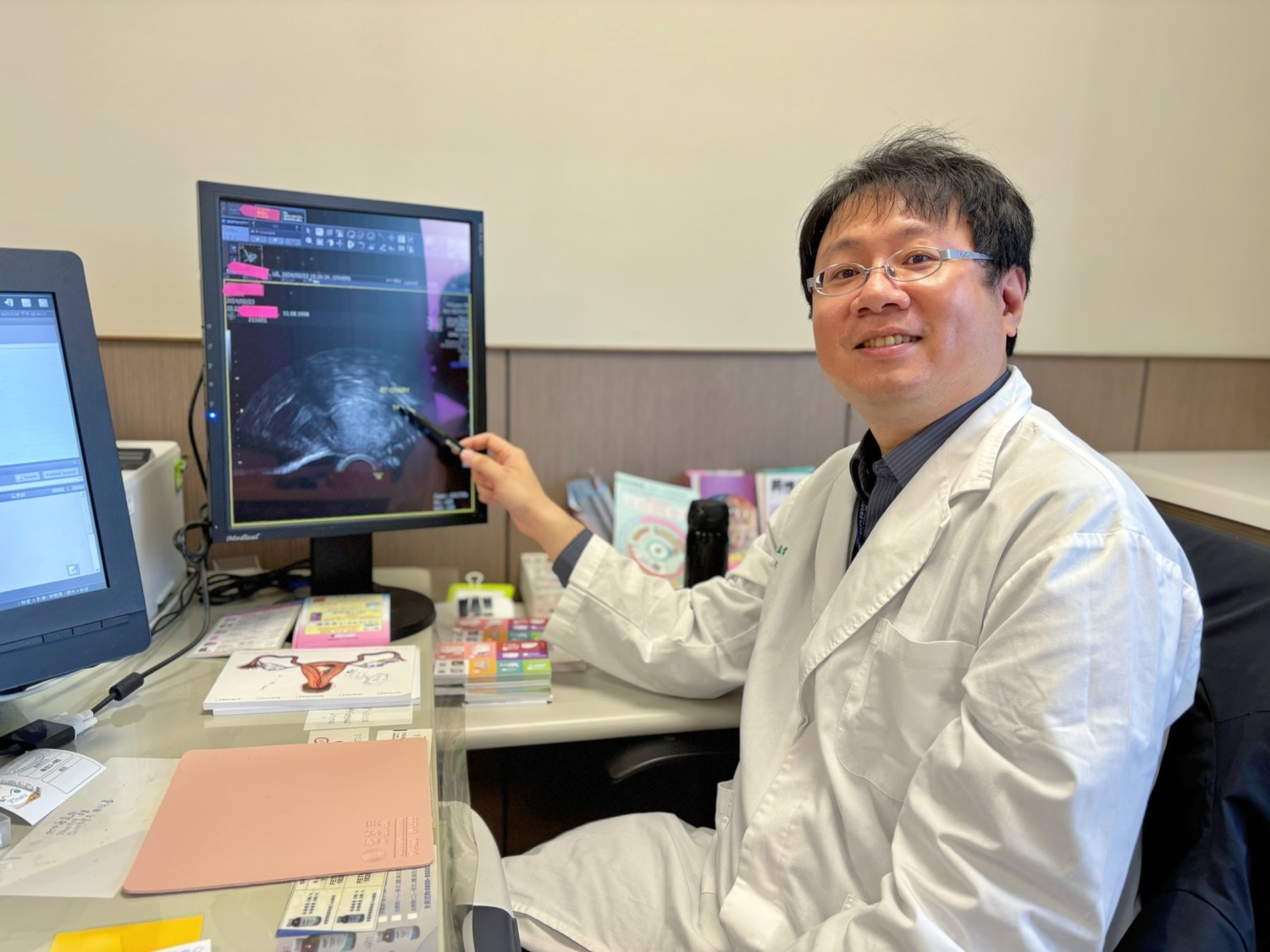 李孟儒主任表示,AMH反映卵巢庫存量,隨年齡減少,壓力、環境賀爾蒙、遺傳及婦科疾病皆影響卵子流失速度。(圖/記者林照東翻攝)