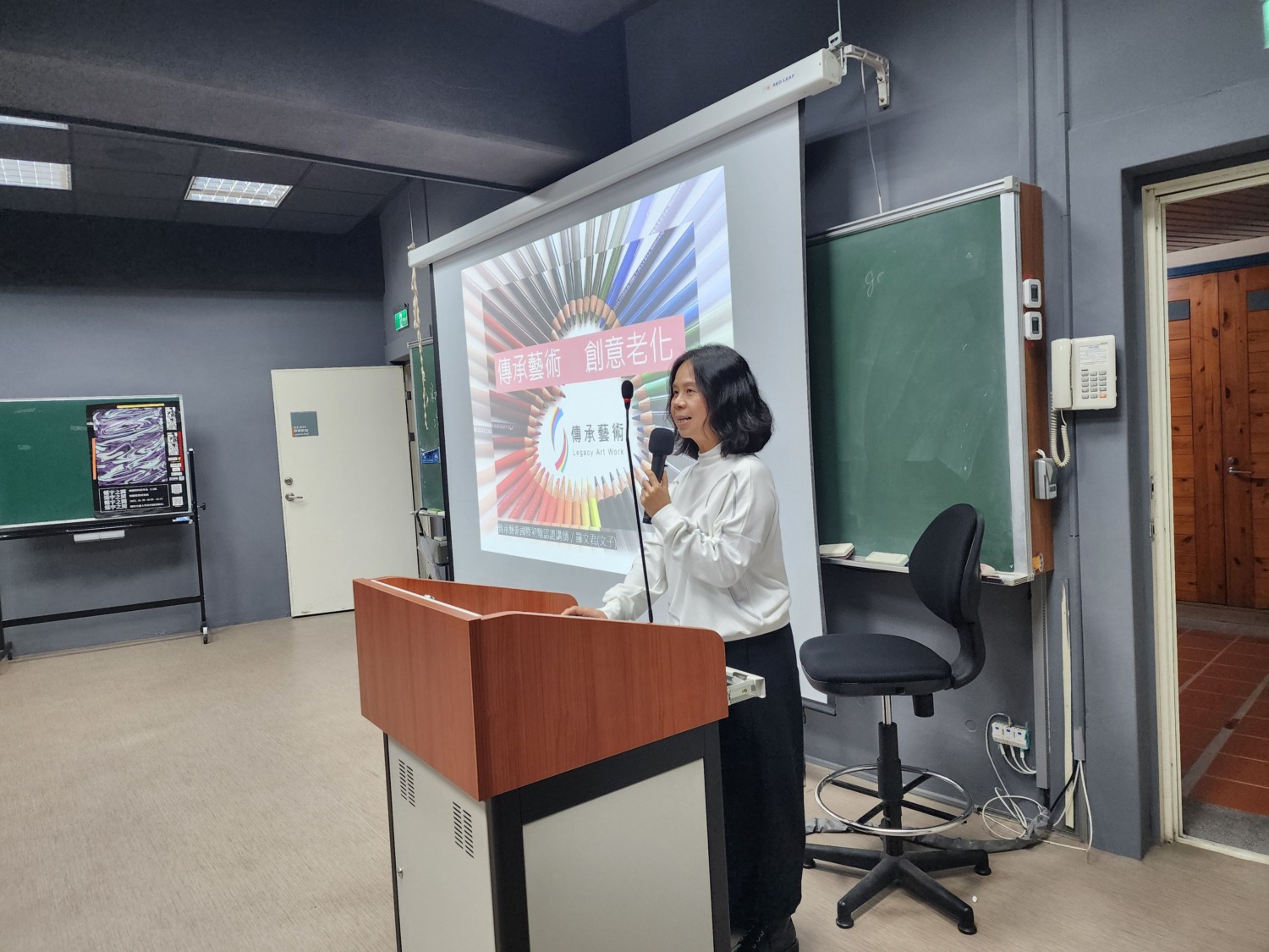 帶領老師羅文君,專注於推動跨世代的文化交流,透過生命故事課程及客家文化活動,深入社區服務並促進長者與年輕人的共學共創。(圖/記者林照東翻攝)