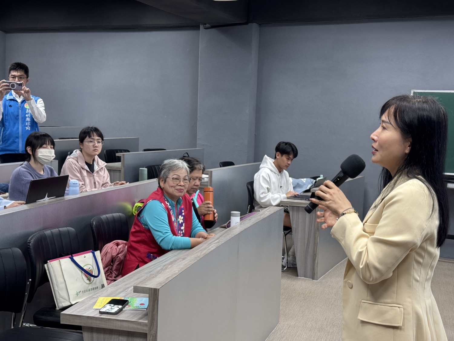 陳建淳處長,負責新竹縣政府民政處的業務,致力於推動社會福利與社區發展,並積極推動「青銀共融計畫」,促進長者與年輕人之間的理解與合作。(圖/記者林照東翻攝)