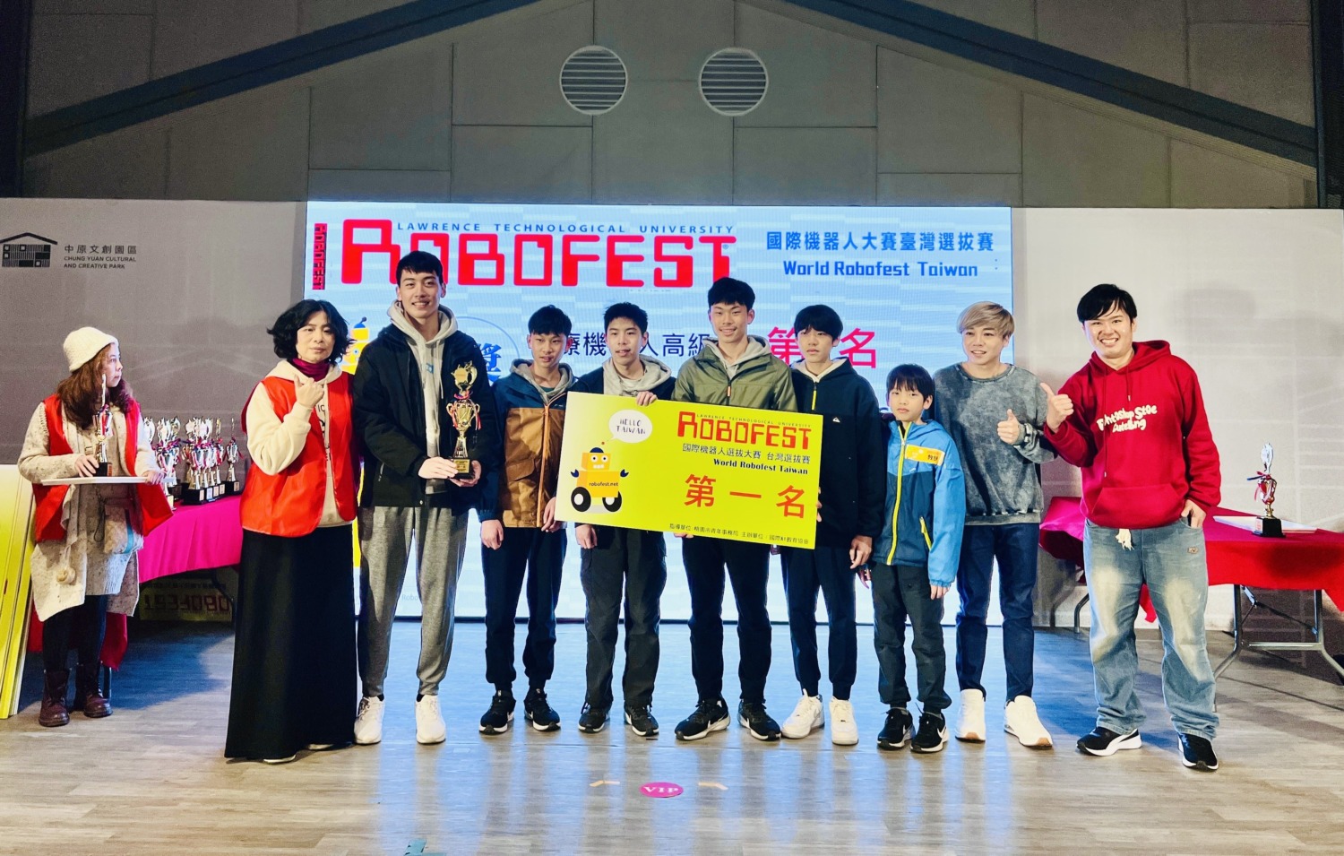 竹縣市聯隊在機器人選拔賽中獲得冠軍,將代表台灣參加世界賽爭光。左二為吳泓寰,左四為徐翌恩。(圖/記者林照東翻攝)