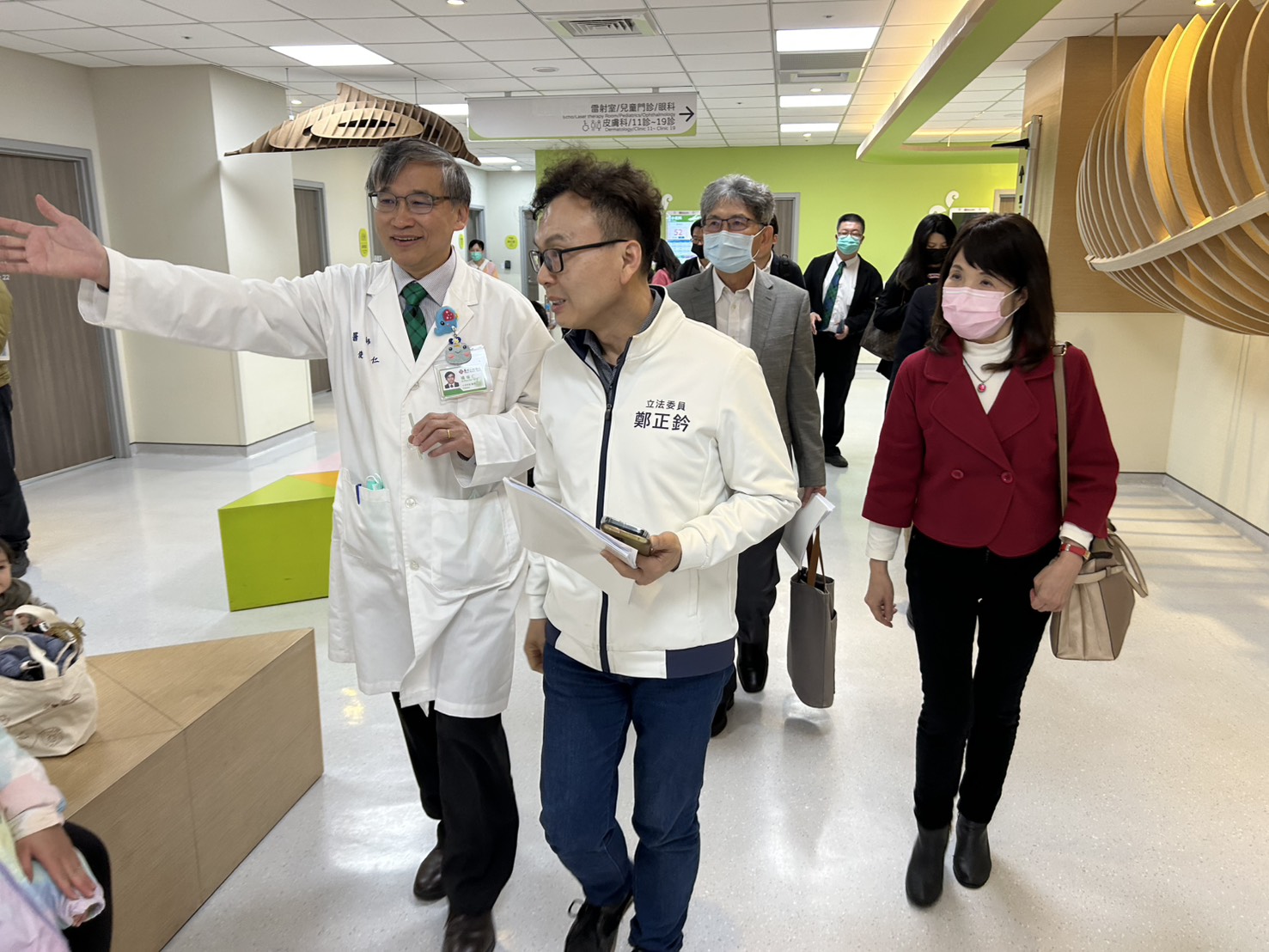 立法院衛環委員會考察新竹市馬偕兒童醫院。鄭正鈐關心醫護人力配置問題。(圖／鄭正鈐國會辦公室)