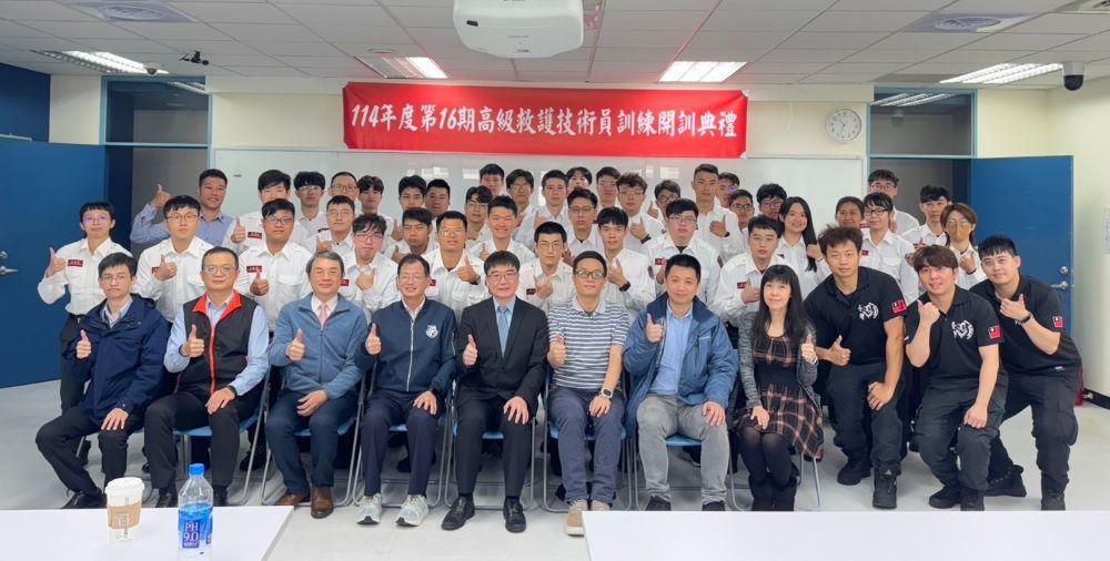 《圖說》新北市消防局委託台灣大學醫學院附設醫院辦理第16高級救護技術員訓練出席嘉賓及學員合影,前排左四為消防局長陳崇岳。〈消防局提供〉