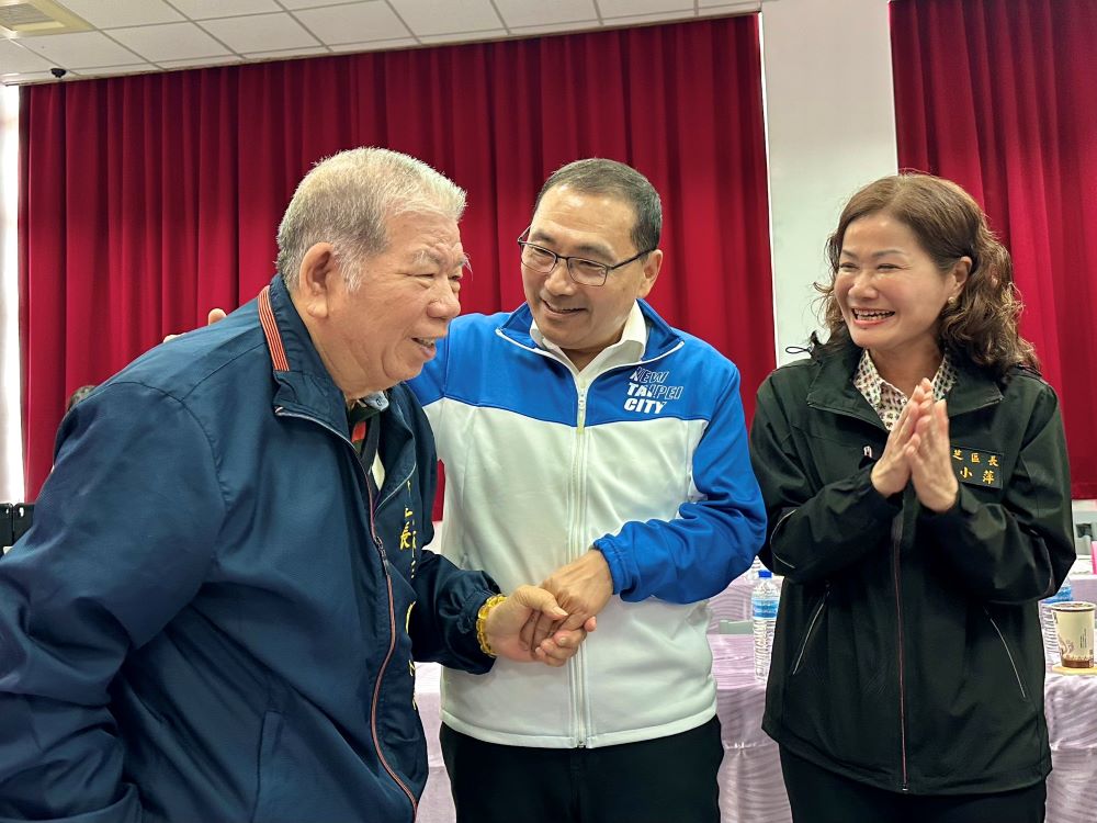 《圖說》今日恰逢三芝區福德里長郭萬和〈左〉74歲生日,市長侯友宜與三芝區長賴小萍〈右〉齊唱生日快樂歌獻上祝福。〈民政局提供〉