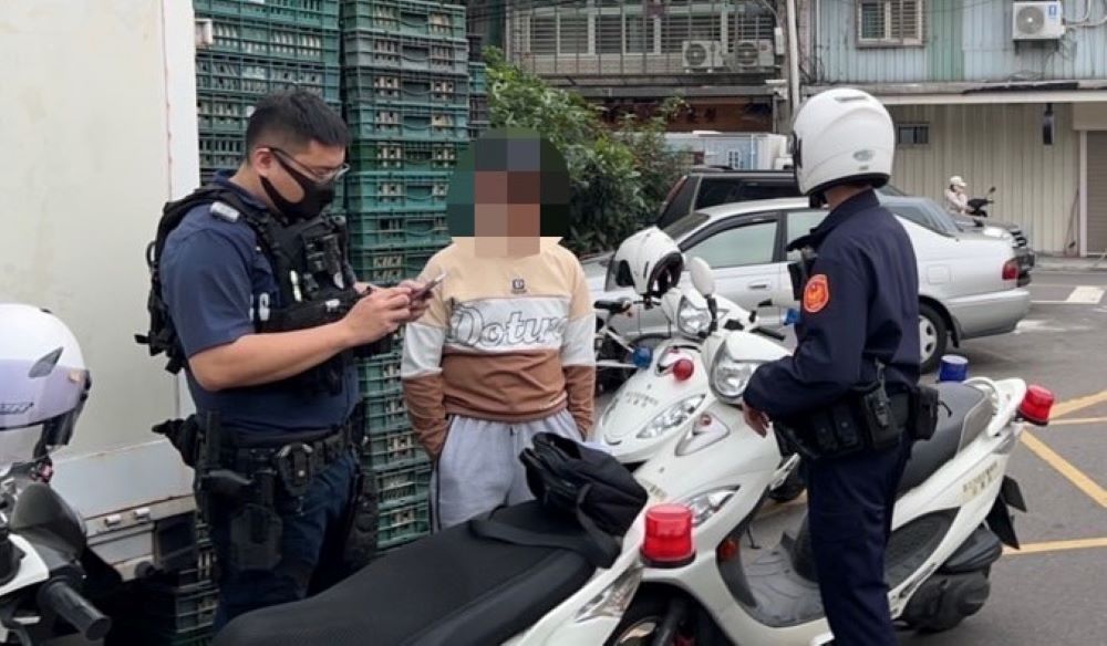 《圖說》海山警攔查形跡可疑男子,查獲詐騙贓款15萬元,並起獲多張金融卡、手機。〈海山分局提供〉