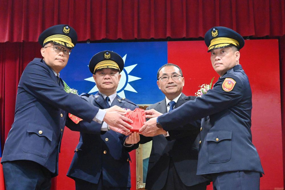 《圖說》新北市長侯友宜、警局長廖訓誠〈左二〉主持警官交接儀式資料照片。